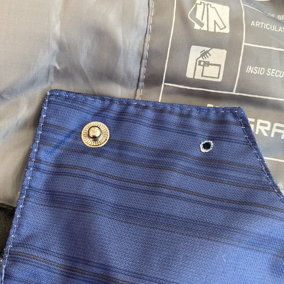 Gravity winter ski jacket in size small. Very pretty dark blue color. - Picture 13 of 13